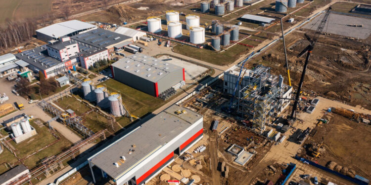 ORLEN kupi słomę od polskich rolników. Co z niej powstanie?