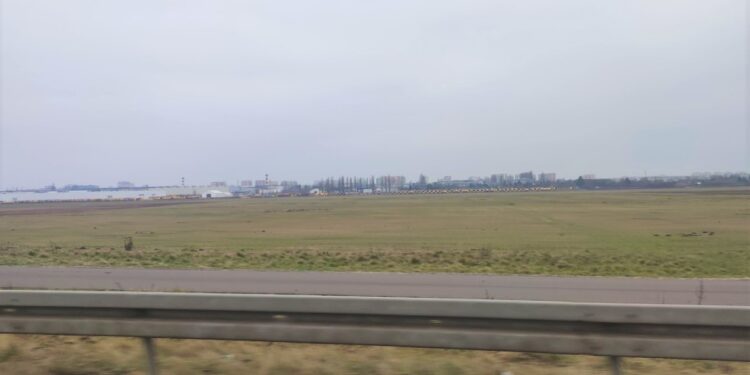 Teren przy lotnisku w Płocku sprzedany popularnej sieci marketów