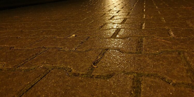 Na drogach może być niebezpiecznie. Synoptycy ostrzegają przed gołoledzią