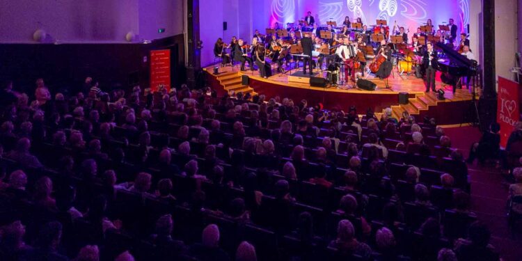 Płocka Orkiestra Symfoniczna porwała publiczność na romantyczną wycieczkę do Paryża [ZDJĘCIA]