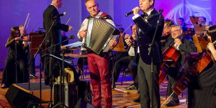 Płocka Orkiestra Symfoniczna porwała publiczność na romantyczną wycieczkę do Paryża [ZDJĘCIA]
