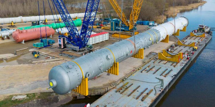 Największy element instalacji już dotarł do Płocka. Jak wygląda z bliska? [FILM, ZDJĘCIA]