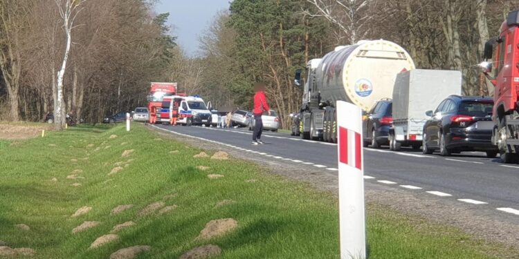 Policja: W zdarzeniu na DK62 zderzyło się sześć samochodów