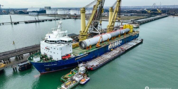 Rekordowo wielki ładunek ruszył do Płocka. Zawiera m.in. ważącą ponad 800 ton kolumnę! [FILM]