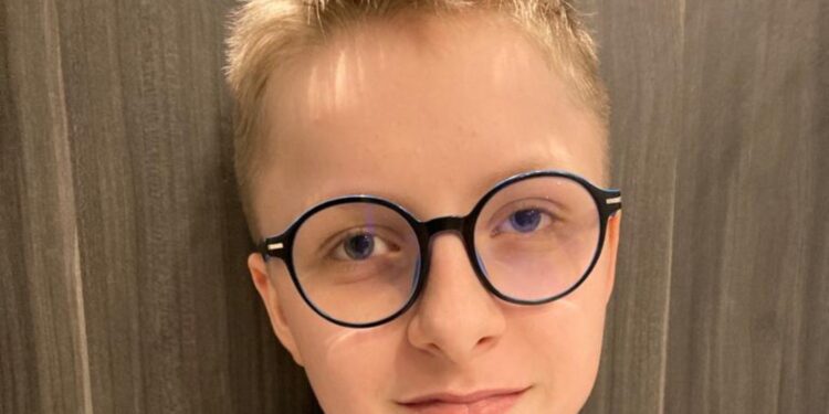 Mikołaj stracił wzrok, potrzebuje psa przewodnika. Jego tata – policjant przegrał walkę z chorobą