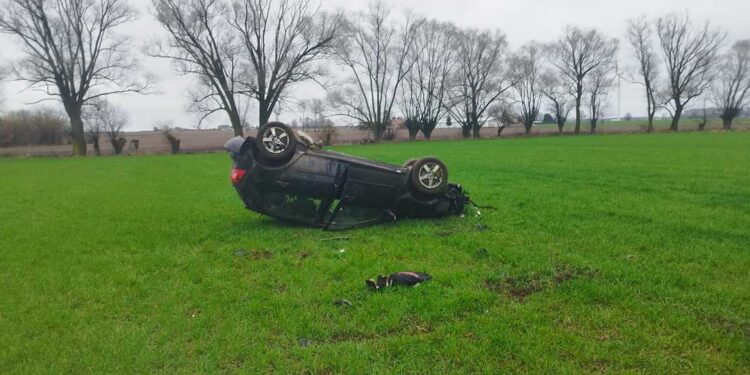 Uderzył w wiatę przystankową i dachował. Kierowca pod wpływem narkotyków