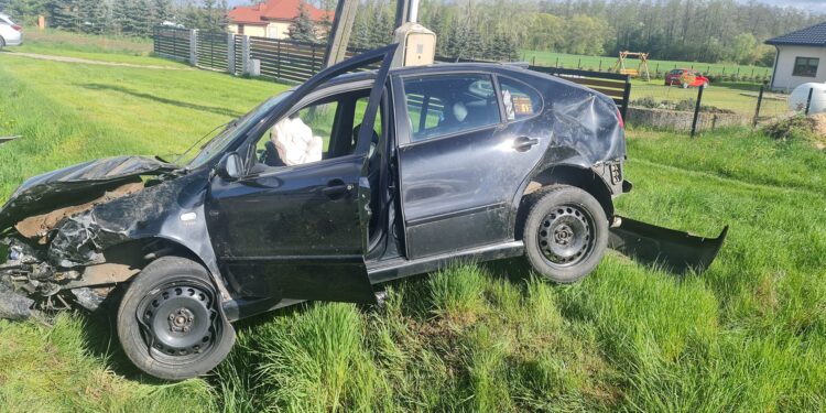 Poważny wypadek w powiecie płockim. Droga zablokowana, dwie osoby ranne