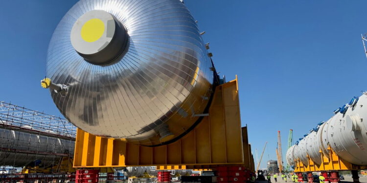 Kolos dotarł do celu. Wash Tower zakończyła dwudniowy przejazd z nabrzeża na budowę [ZDJĘCIA]