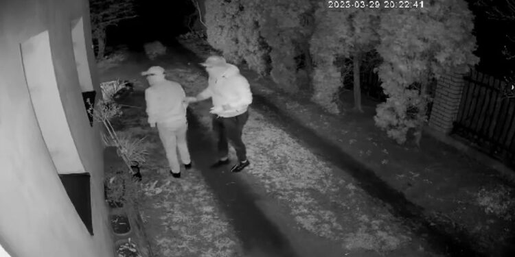 Policjanci szukają sprawców włamania. Opublikowano nagranie [FILM]