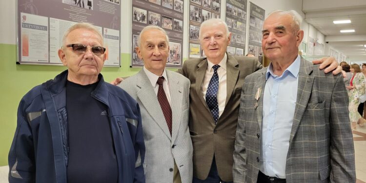 Stulecie płockiej szkoły. „Kończyliśmy ją w 1959 roku, było dużo drzew i… dziewcząt” [FILM, ZDJĘCIA]