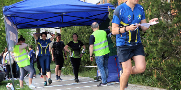Biegną po Płocku, ćwicząc orientację. Trwają Mistrzostwa Polski