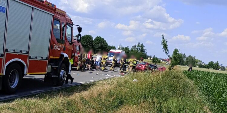 Zablokowana droga w powiecie płockim. Zderzyły się trzy auta