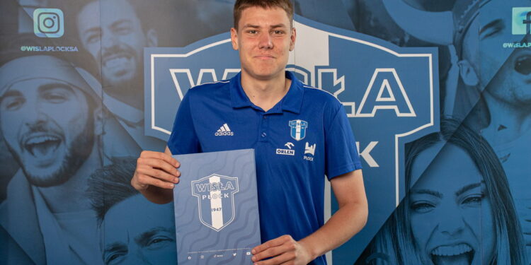 Wychowanek Wisły Płock z pierwszym profesjonalnym kontraktem. Został bramkarzem