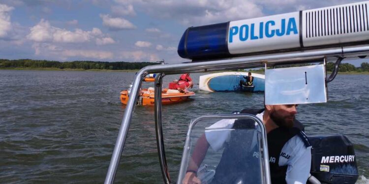 Żaglówka wywróciła się na jeziorze. Do akcji ruszyli policjanci i WOPR [ZDJĘCIA]