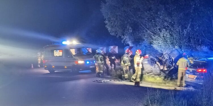 Senior uderzył autem w drzewo. Na miejscu lądował śmigłowiec LPR [ZDJĘCIA]