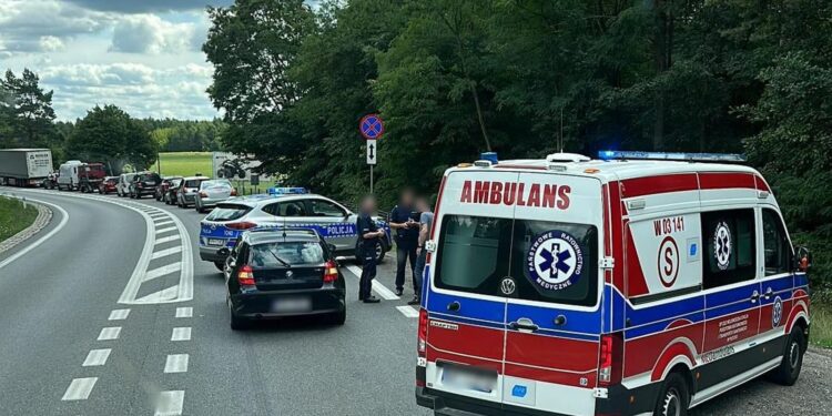 Na poboczu drogi stało auto. W środku znaleziono ciało mężczyzny
