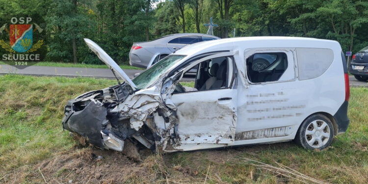 Auto zjechało na przeciwległy pas, uderzyło w ciężarówkę i inną osobówkę [ZDJĘCIA]