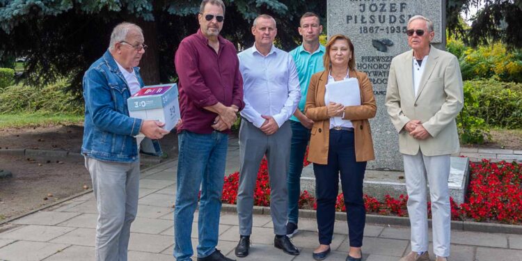 Płocka Nowa Lewica oddała listy poparcia. Chce walczyć o S10, czyste powietrze, zdrowie psychiczne…