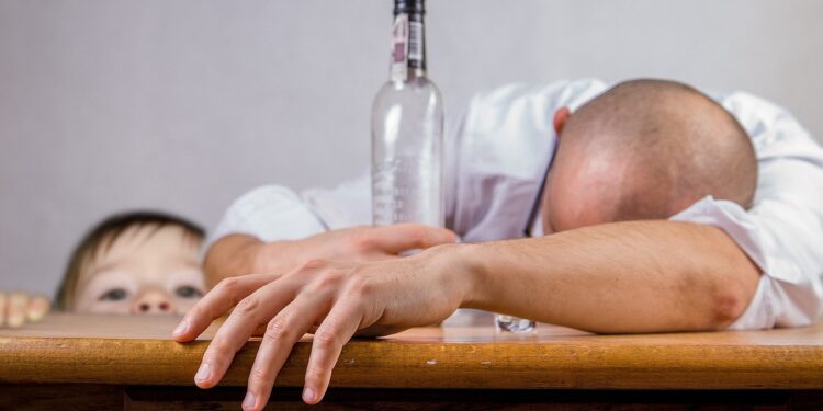 Pili publicznie alkohol, obok bawiły się córki kobiety…