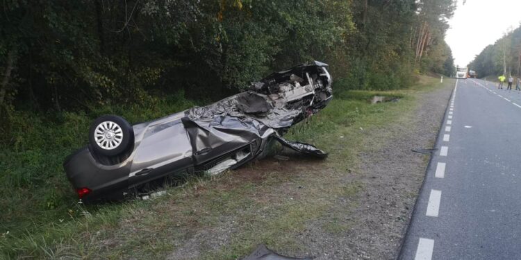 Zablokowana droga w powiecie płockim. Zderzyły się trzy auta, dwie osoby ranne [ZDJĘCIA]