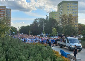 Piłkarskie święto w Płocku. Kibice Nafciarzy przemaszerowali przez miasto