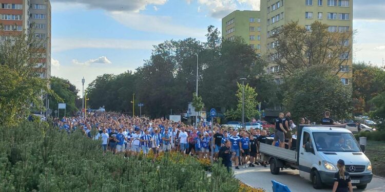 Piłkarskie święto w Płocku. Kibice Nafciarzy przemaszerowali przez miasto