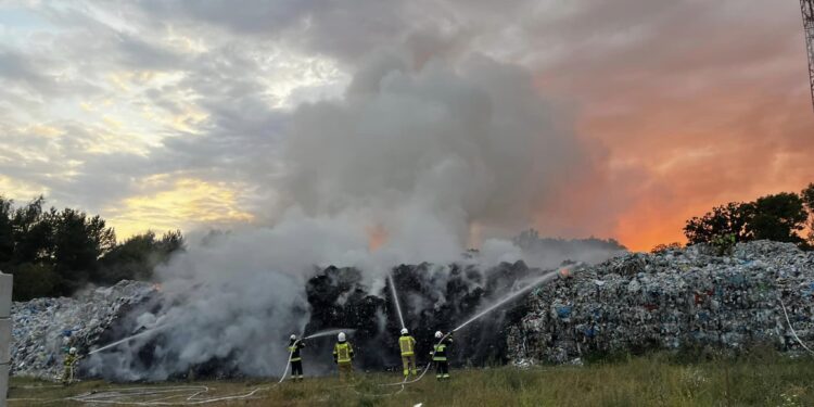 Ponad osiem godzin trwało gaszenie pożaru składowiska odpadów [ZDJĘCIA]