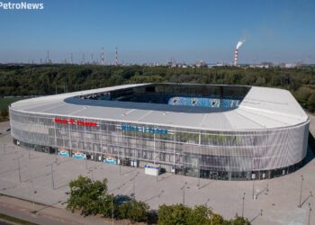 Nowy stadion uszkodzony podczas otwarcia? „Trwa analiza ewentualnych zniszczeń” [FILM, ZDJĘCIA]