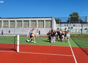 Przy płockiej szkole powstały nowoczesne boiska i siłownia zewnętrzna [FILM, ZDJĘCIA]