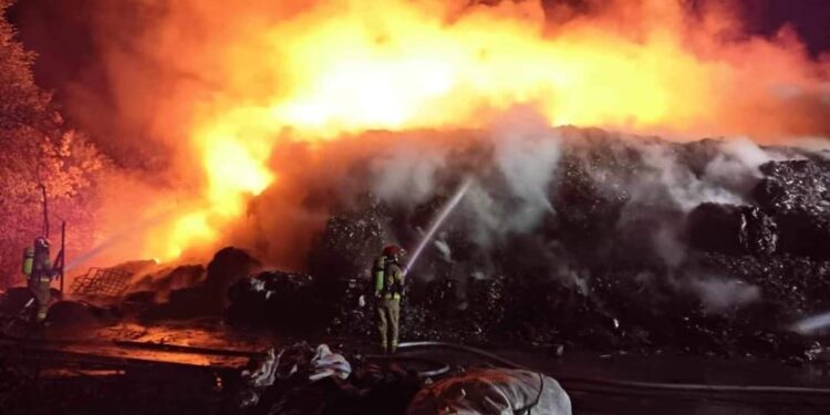 Trzeci pożar na składowisku odpadów w Nowym Miszewie. Trwa akcja gaśnicza