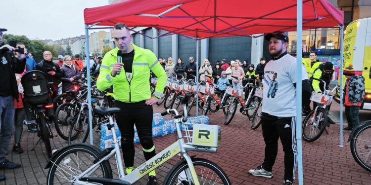 Płock dla Tymka! Pojechali razem z policjantem, który dotrze aż na Hel