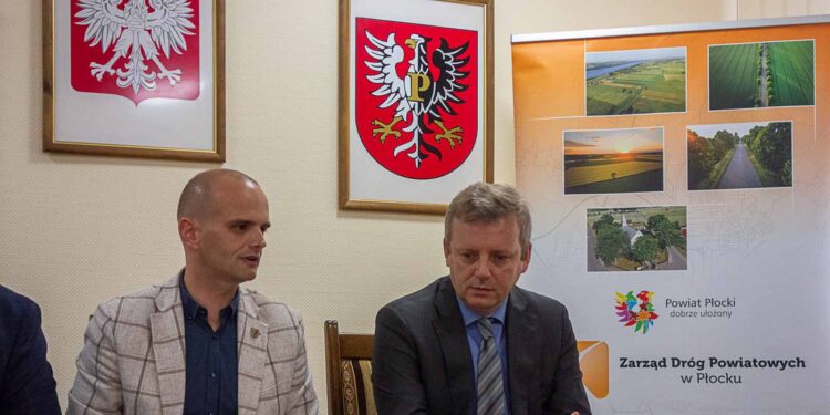 Starosta Płocki podpisał kolejne umowy na przebudowę lokalnych dróg