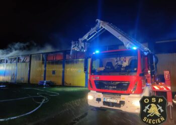 Pożar wysypiska w Kobiernikach. Płonęła sortownia odpadów [ZDJĘCIA]