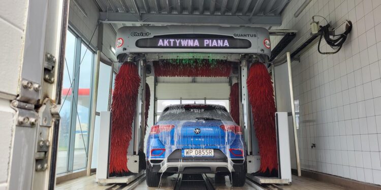 Auto na myjni automatycznej. Co powinniśmy wiedzieć? [FILM, ZDJĘCIA]