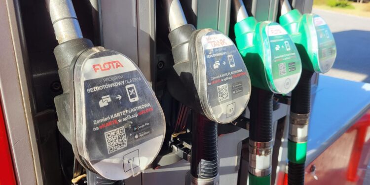 Czym różni się paliwo zimowe od letniego i dlaczego jest wprowadzane? [FILM]