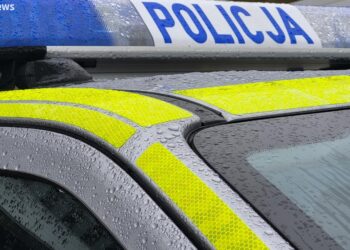 Tylu policyjnych aut przy ORLENIE jeszcze nie było