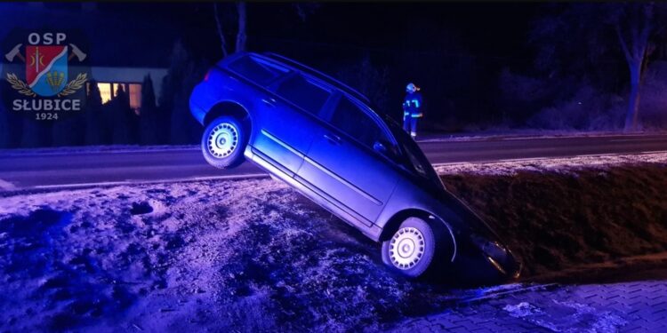 Wystarczyła chwila i auto wylądowało w rowie. Pijany kierowca nie trafił w drogę