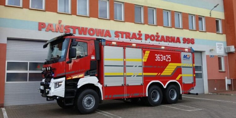 Płoccy strażacy zyskali nową potężną maszynę [ZDJĘCIA]