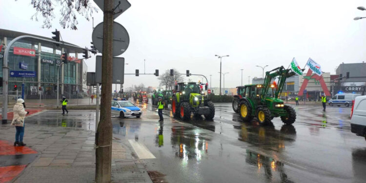 Rolnicy wjechali do Płocka. Protestują też w całej Polsce [FILM, ZDJĘCIA]