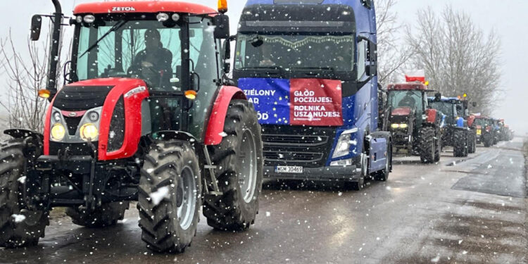 Rolnicy wjechali do Płocka. Protestują też w całej Polsce [FILM, ZDJĘCIA]