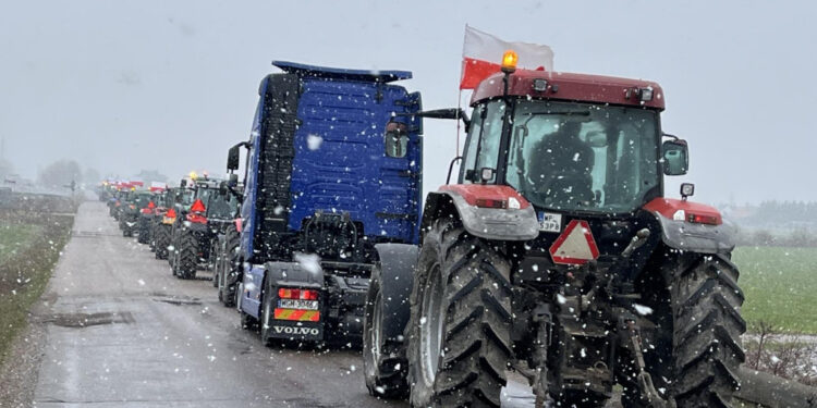 Rolnicy wjechali do Płocka. Protestują też w całej Polsce [FILM, ZDJĘCIA]