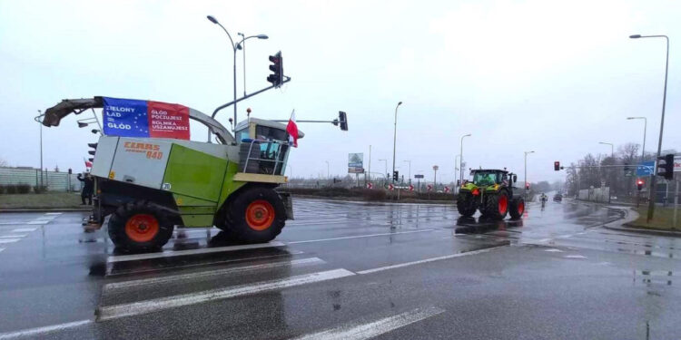 Rolnicy wjechali do Płocka. Protestują też w całej Polsce [FILM, ZDJĘCIA]