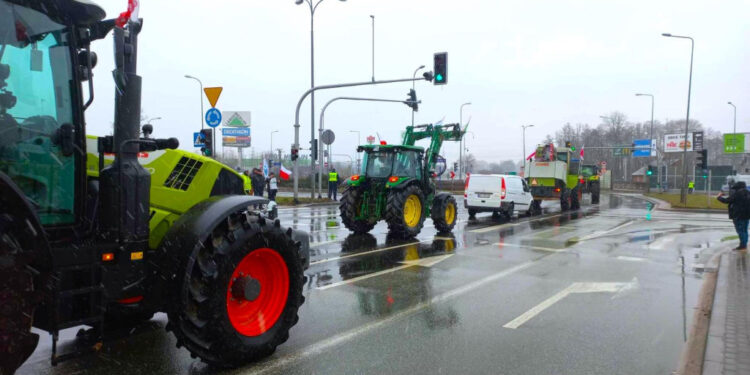 Rolnicy wjechali do Płocka. Protestują też w całej Polsce [FILM, ZDJĘCIA]