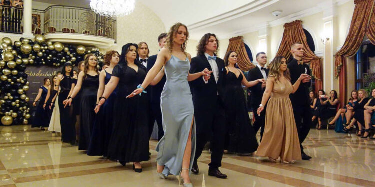 Mistrzowski polonez w wykonaniu uczniów „Chemika” [ZDJĘCIA]