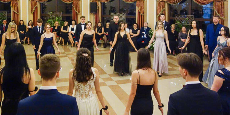 Mistrzowski polonez w wykonaniu uczniów „Chemika” [ZDJĘCIA]