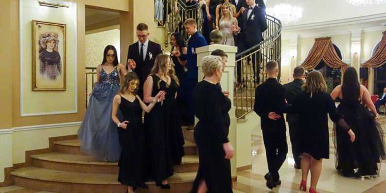 Mistrzowski polonez w wykonaniu uczniów „Chemika” [ZDJĘCIA]