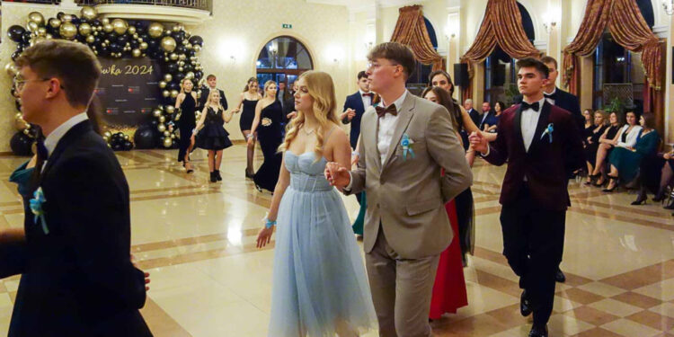 Mistrzowski polonez w wykonaniu uczniów „Chemika” [ZDJĘCIA]