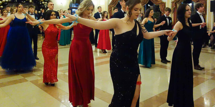 Mistrzowski polonez w wykonaniu uczniów „Chemika” [ZDJĘCIA]