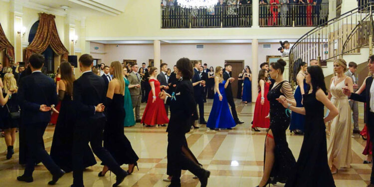 Mistrzowski polonez w wykonaniu uczniów „Chemika” [ZDJĘCIA]