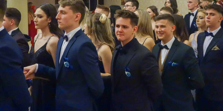 Mistrzowski polonez w wykonaniu uczniów „Chemika” [ZDJĘCIA]